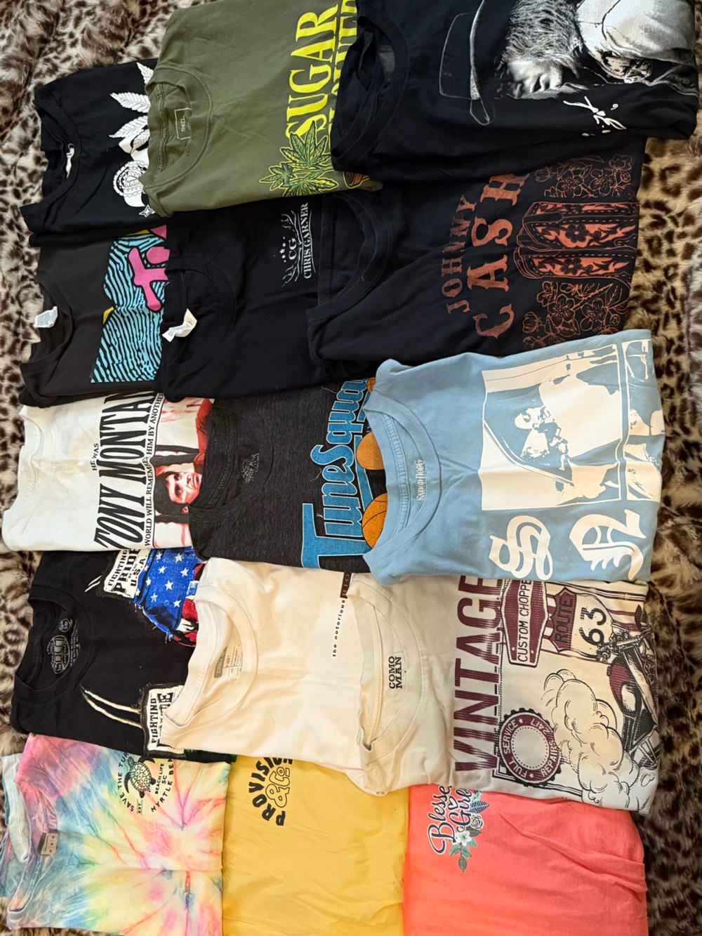 Large bundle of 18 graphic tees